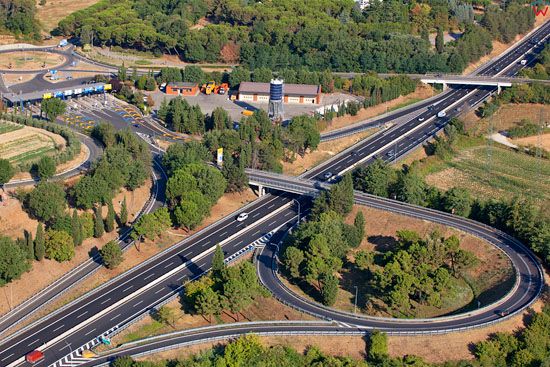 Rozjazd na autostradzie A1 w Bettolle. EU, Italia, Toskania/Siena. LOTNICZE.